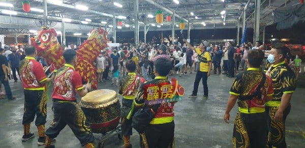 精彩的舞狮表演增添佳节气息，也吸引男女老少围观。