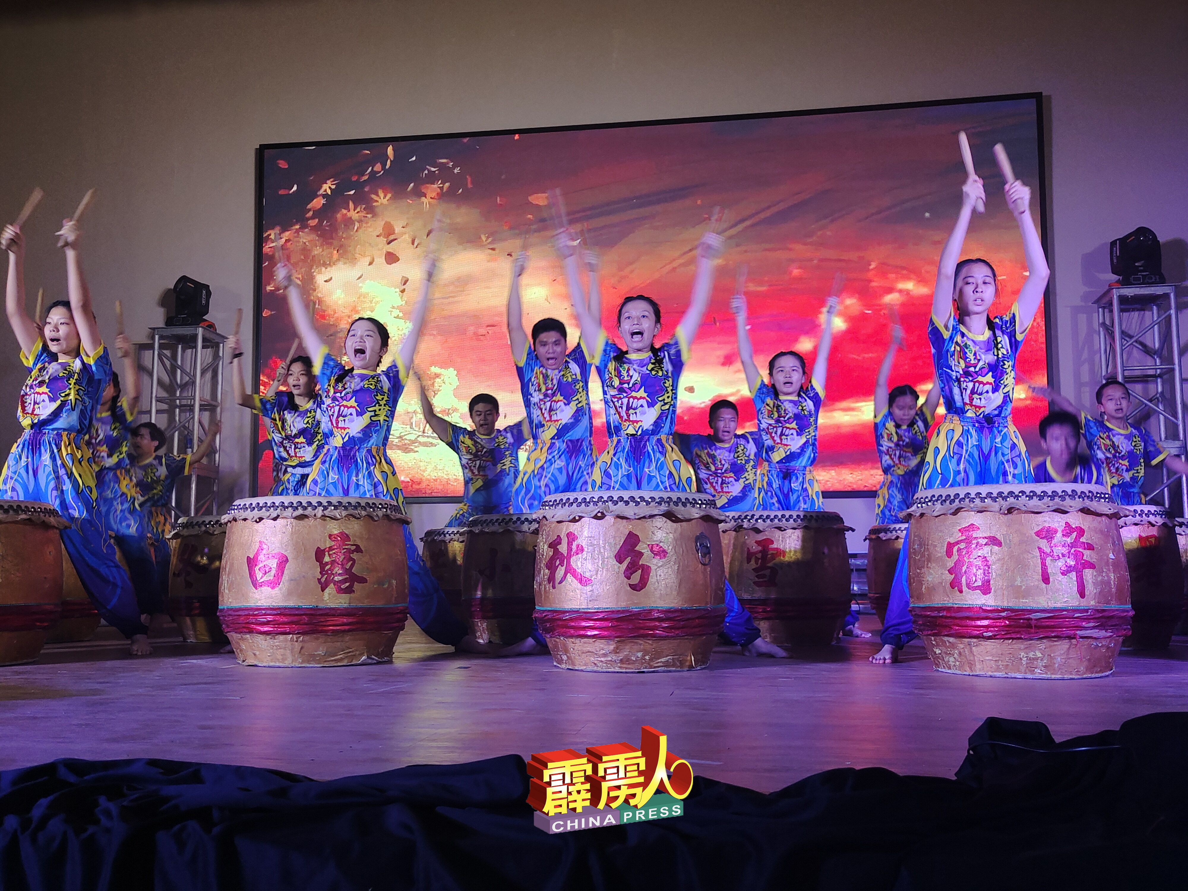 崇华华中学生呈献精湛，且振奋人心的24节令鼓表演。
