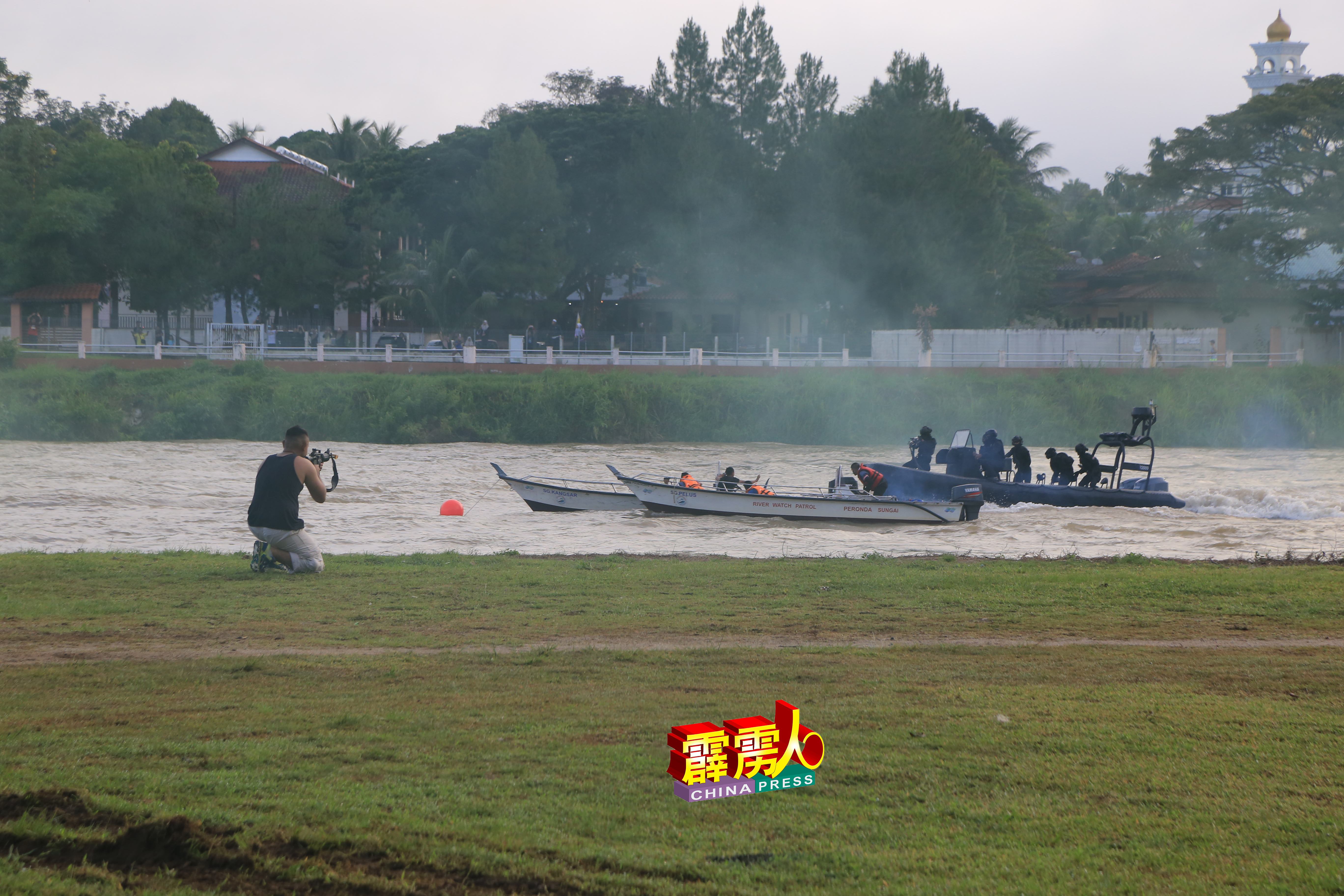 海军特种作战部队（PASKAL）在霹雳河展开营救任务，并与歹徒开枪交战。