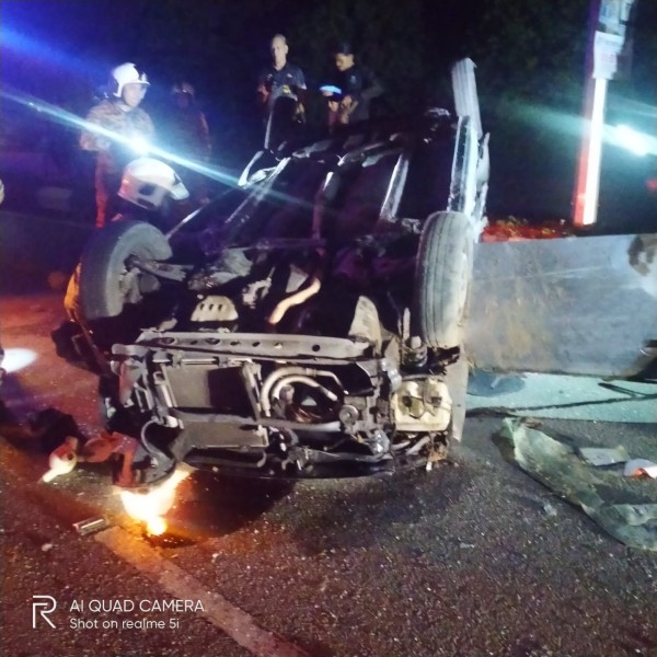 轿车意外失控撞击街灯复四轮朝天，车内2人命伤当场。