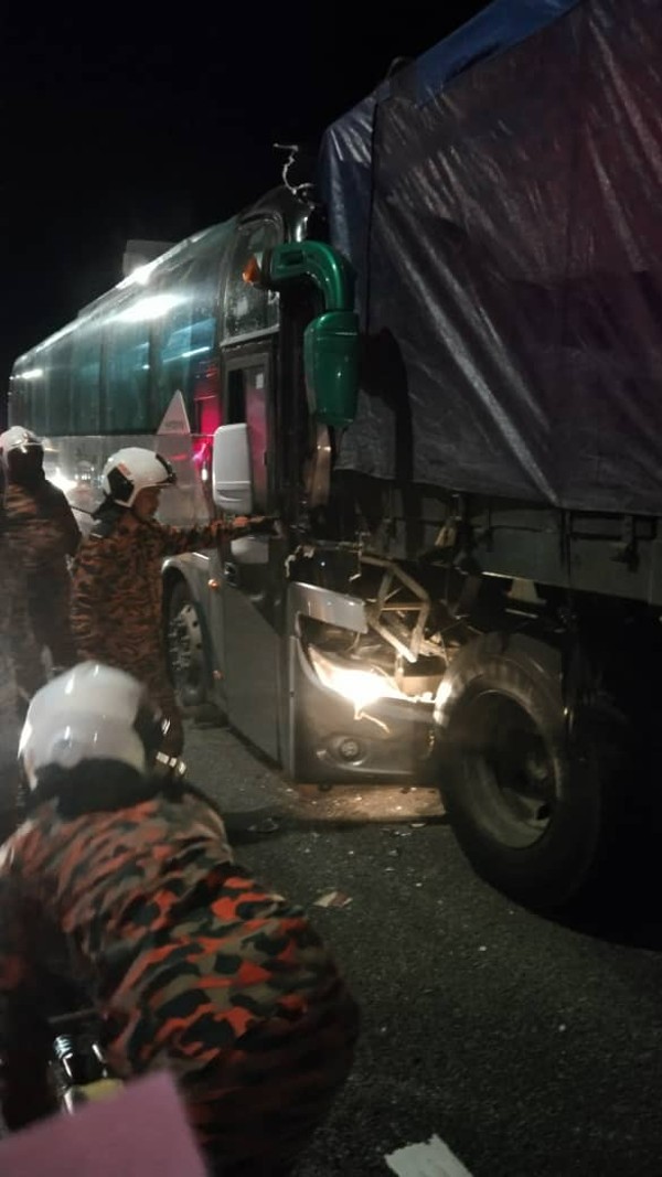 消拯员使用救援器具协助被夹在长巴内的司机脱困。