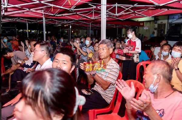 乒如港村民冒雨前来出席行动党座谈会，场面热烈。