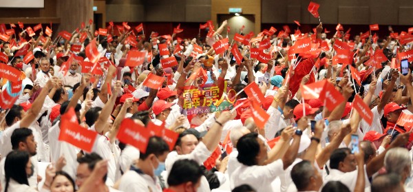 代表们会场挥舞希盟旗帜，放眼来届大选拿下中央政权。