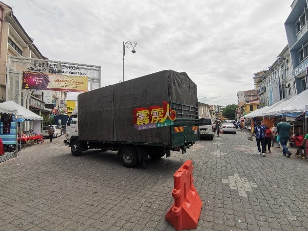 位于怡保旧街的怡保小印度逐渐热闹起来，两旁街道搭起帐篷、摆满了各种摊位。