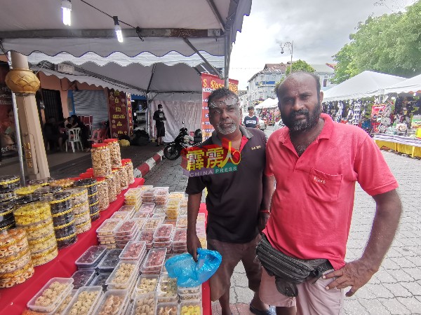 马希德兰（左）与沙马在怡保小印度摆摊，售卖自制的饼干。