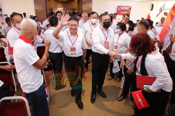 陆兆福（右）与倪可敏步入会场，获出席党代表们热烈迎接。