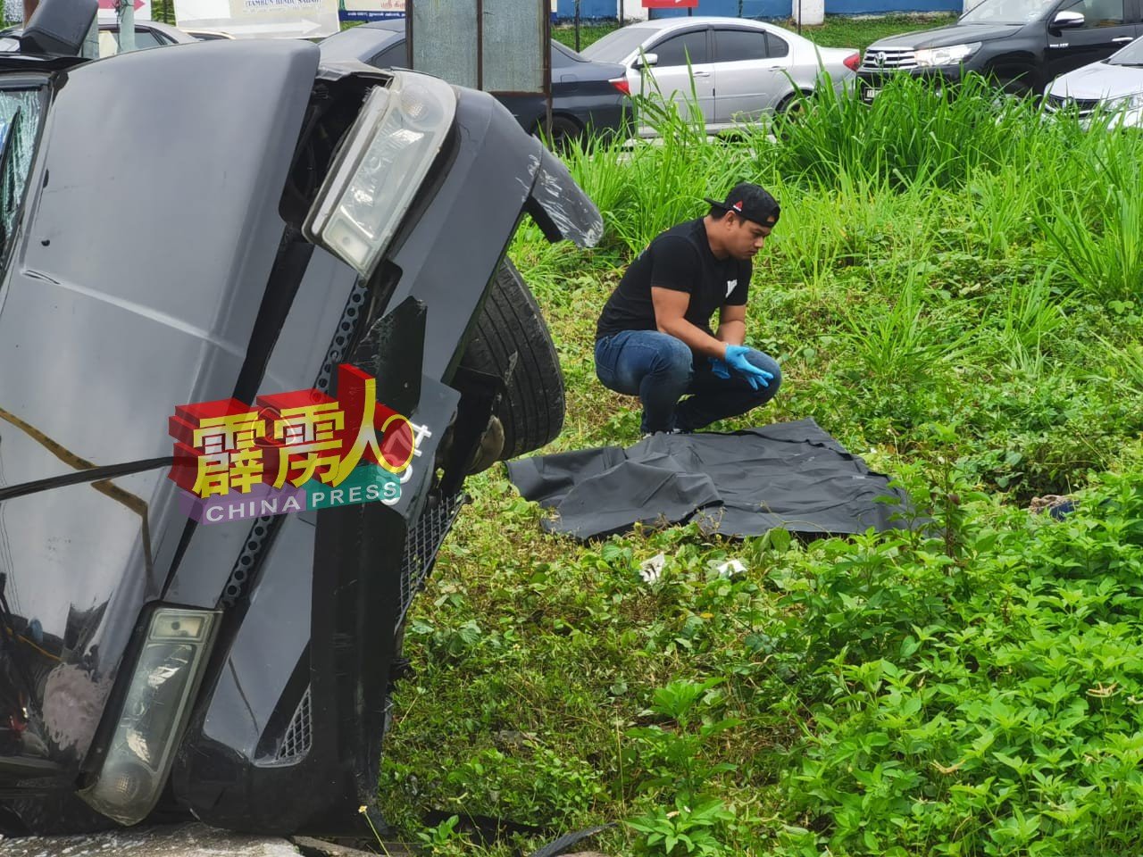 警方在现场调查时，意外发现案中案的女腐尸。