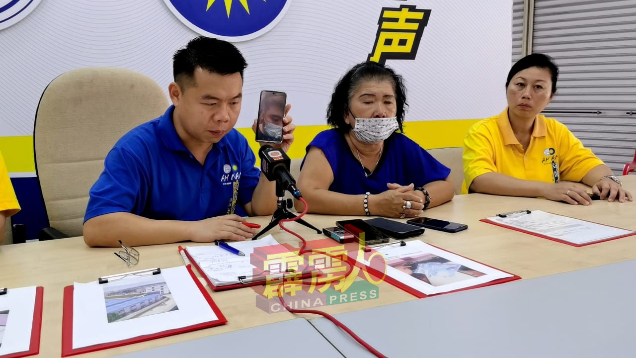 刘国南（左）在记者会拨电身在马尼拉的钟振义，得知对方正步行去大使馆。