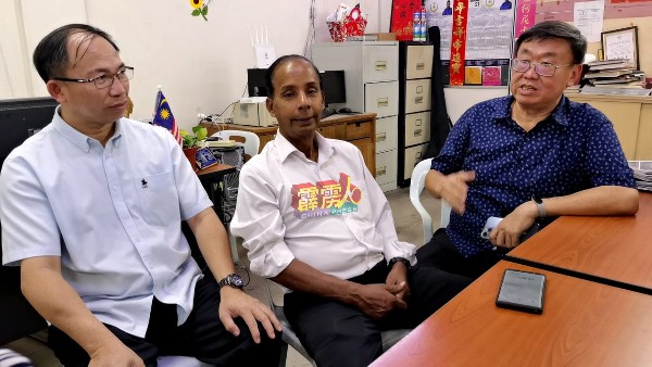苏建祥（右起）联同古拉及张志坚拜访本报怡保办事处后，向记者发表谈话。