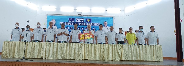 由马汉顺（前排左6）领军的霹雳州马华，料在来届大选，将攻打8国18州议席。（档案照）