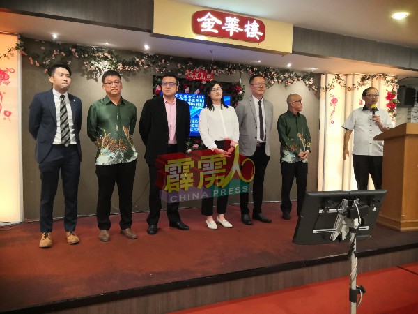 马汉顺（右）向出席者，介绍马华国州议席协调员，包括何伟铭（右2起）、苏宝耀、陈昭宋、吴佳倡、邱文传及胡国栋。