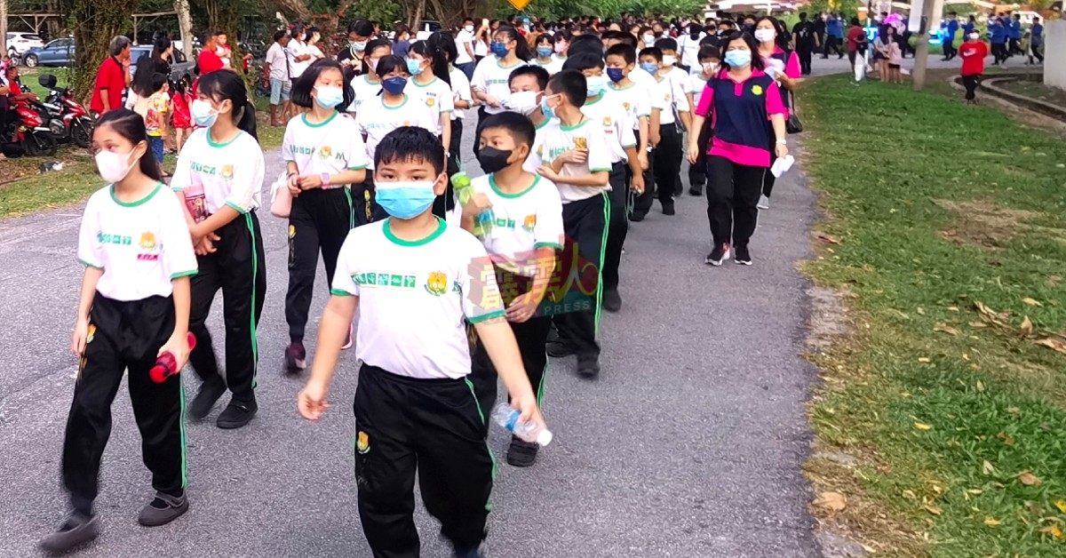 小学生也踊跃参与地方游行活动。