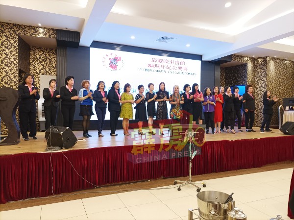 霹雳广东会馆妇女组与女嘉宾，一同献唱助兴。
