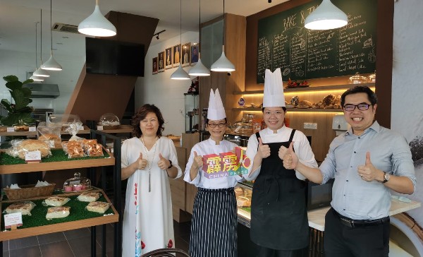 何学雄（右起）、丁馷杺、锺秀利及王榆甯推介该学院属下的餐饮及甜点课程。