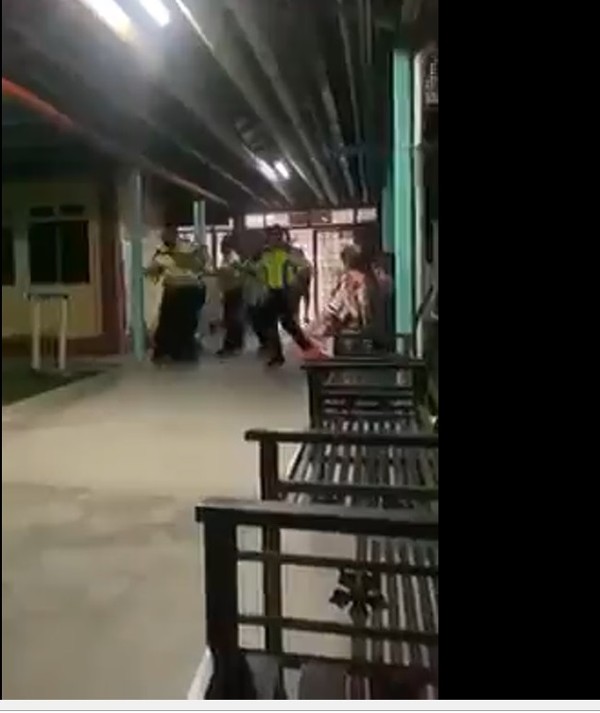 社媒早前传出安顺医院一名保安人员，未知何故与公众发生争执及险些引发肢体冲突。（视频截图）