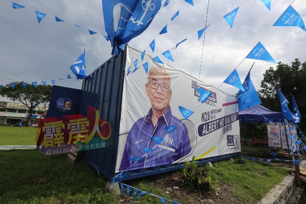 何伟铭位于台霹花园的货柜行动中心早已申请及获批，并挂上海报及旗帜。