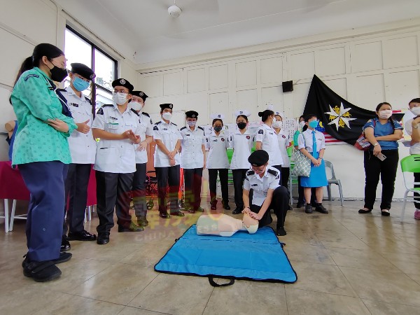 圣约翰成员在其中一个课室内，示范如何进行CPR急救。