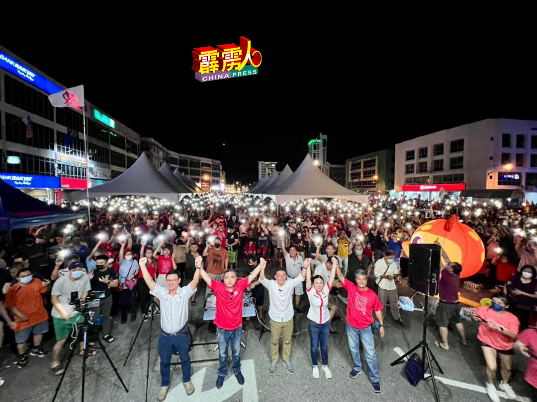 倪可敏到砂州诗巫站台，吸引近4000人出席。前左起诗巫国会候选人林财耀、行动党秘书长陆兆福及南兰国会侯选人刘强燕。