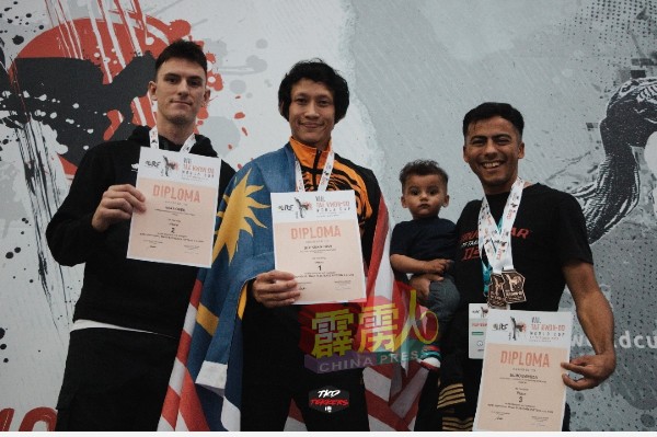 施建標（左2）奪得男子套拳世界冠軍後，跆套拳為馬來西亞首次在最受注目項目中，拳道拳道         