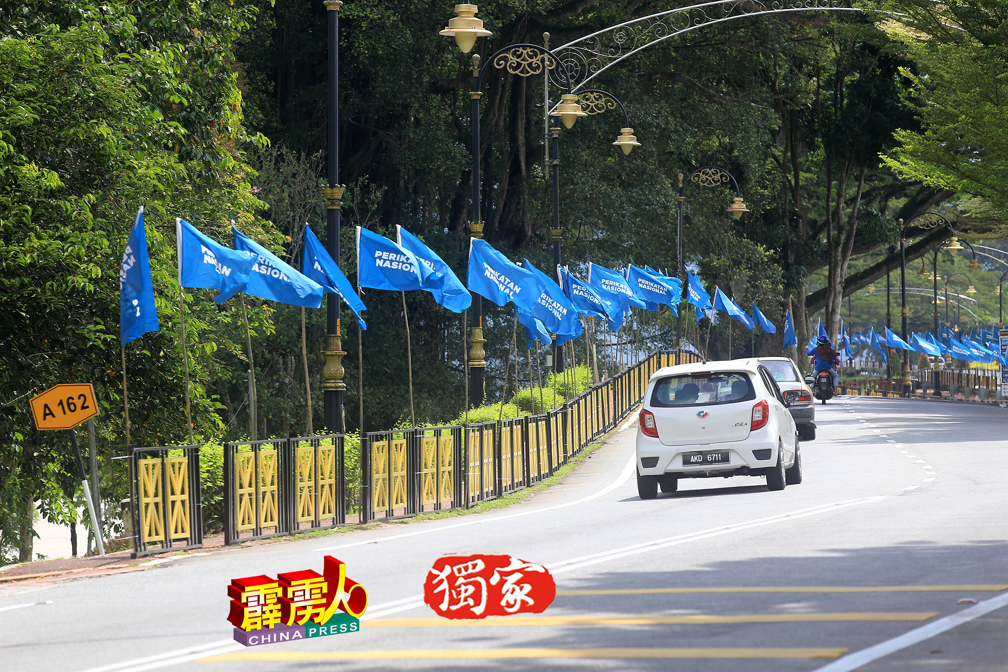 提名日隔天上午段，见到国盟旗帜在江沙王宫路飘扬，充满大选气氛。