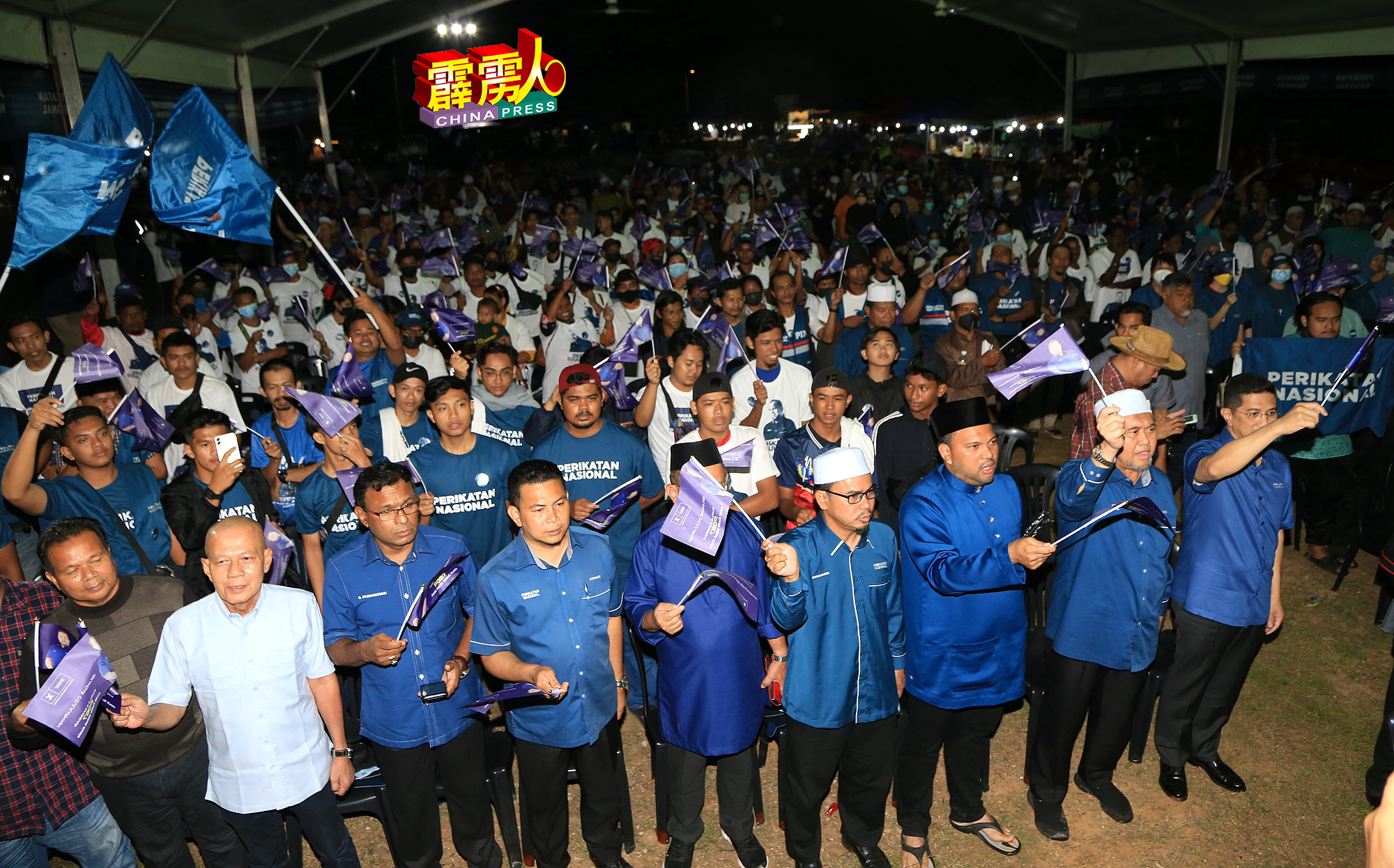 虽然开讲前下雨，但是这场政治演说仍吸引逾1000人捧场，国盟气势明显。