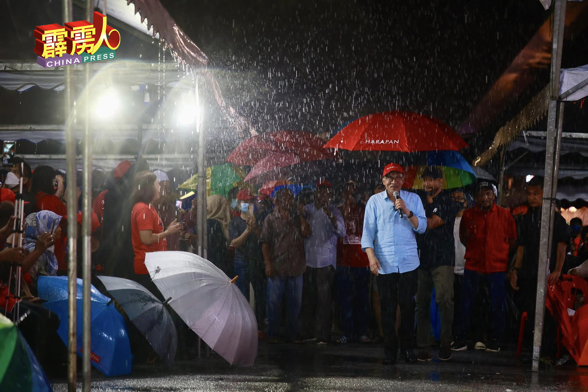 安华週一晚在大雨中登场硝山政治演说会，吸引约2500人冒雨支持。（阿米尔面子书）