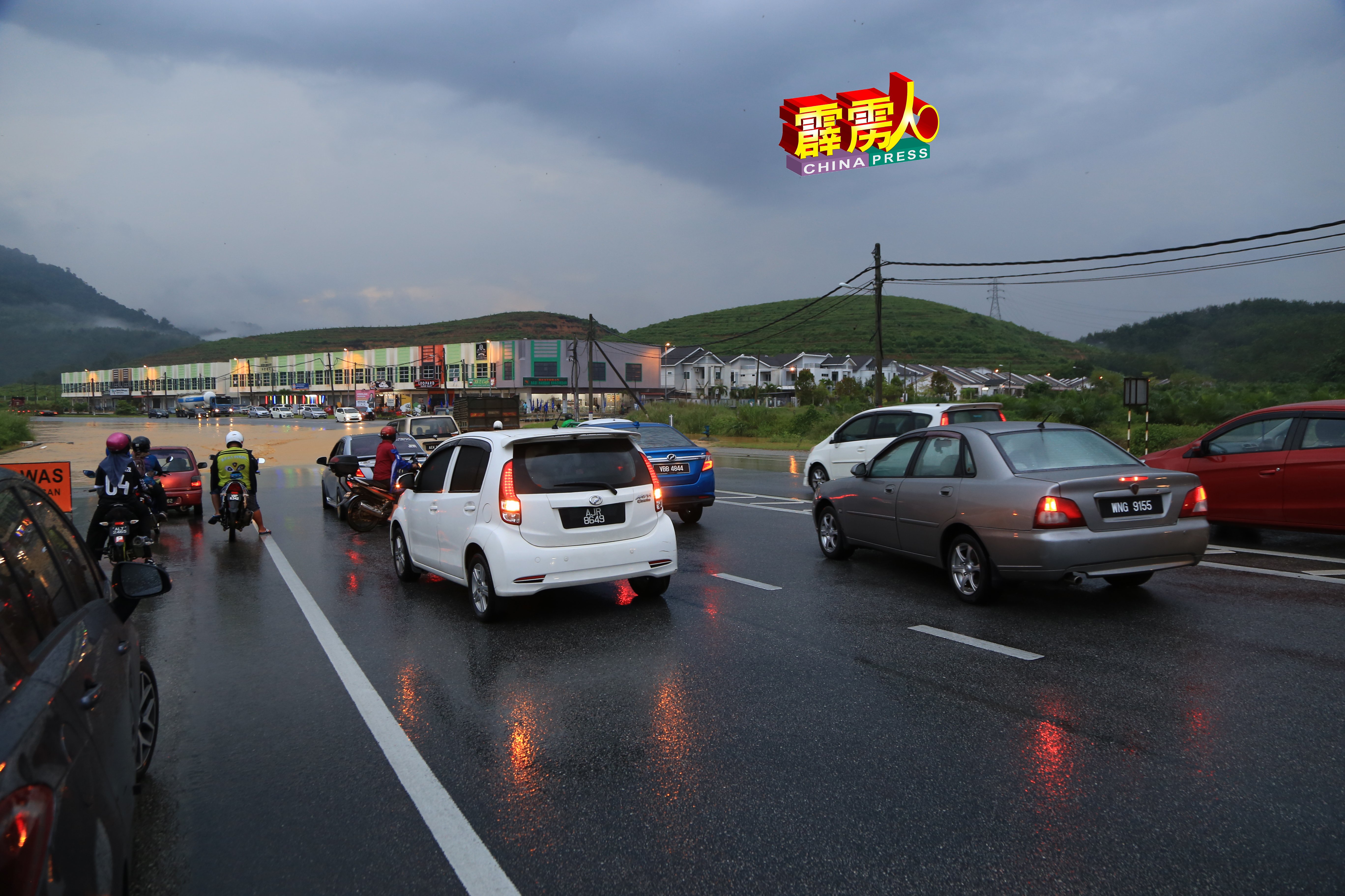 靠近和丰柏达纳花园的联邦公路变成泽园，轿车与摩哆纷纷停带路上观望，不敢涉水而过。