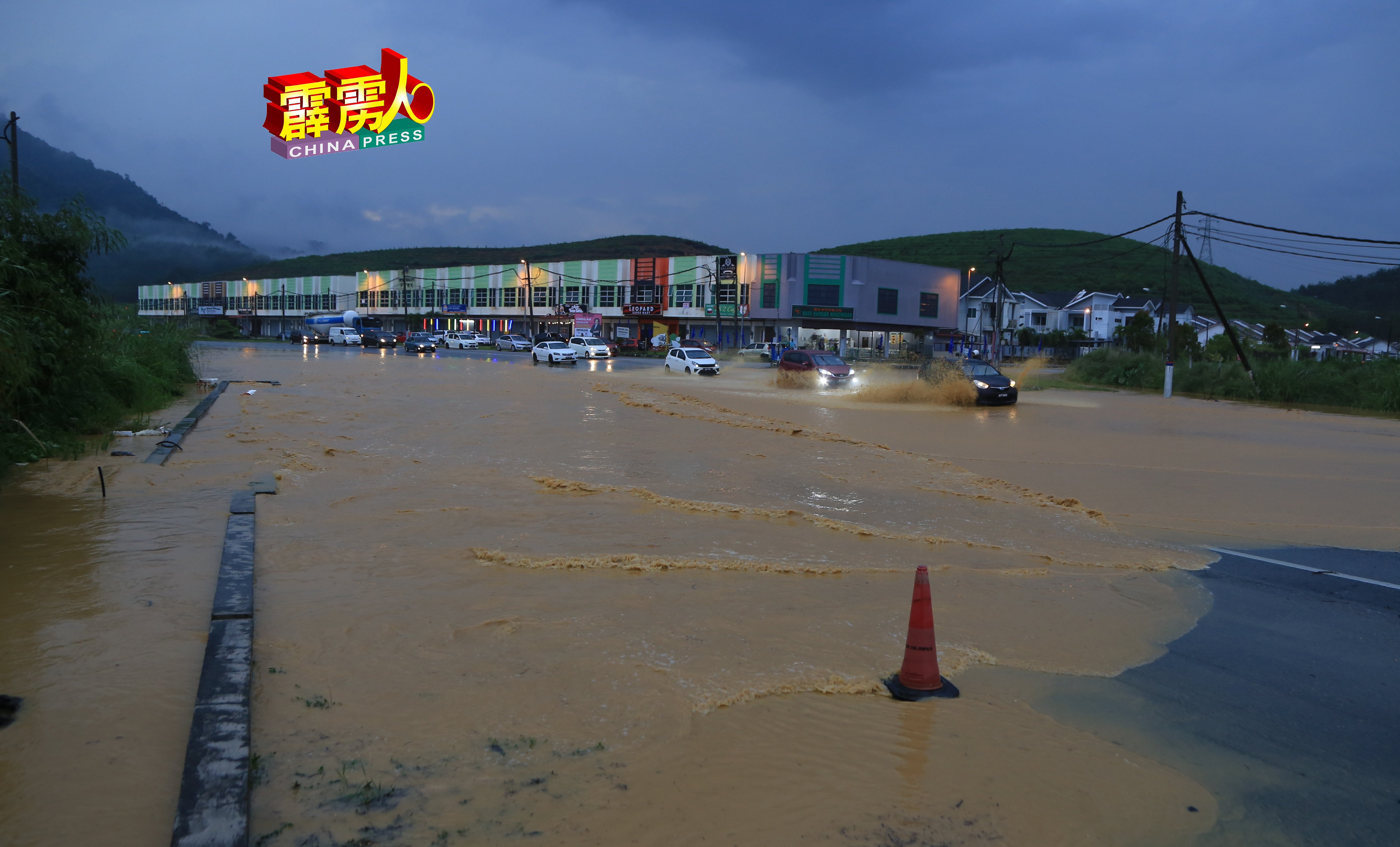 随着雨停，水位退去后，困在淹水区的车辆纷纷涉水而过