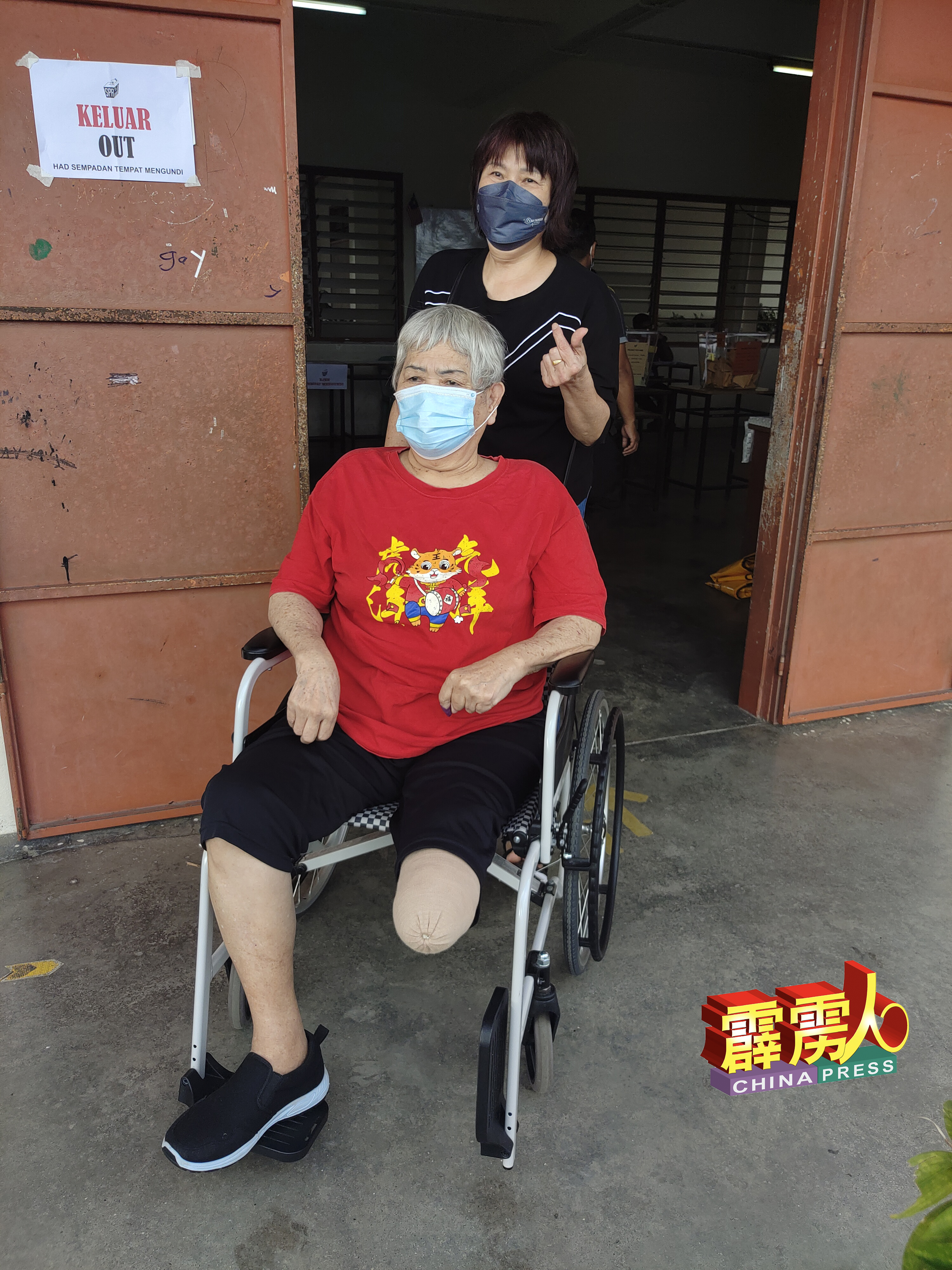 因糖尿病截肢的刘群，在女儿陈宝玉陪同下，连续两届大选坐轮椅来投票。