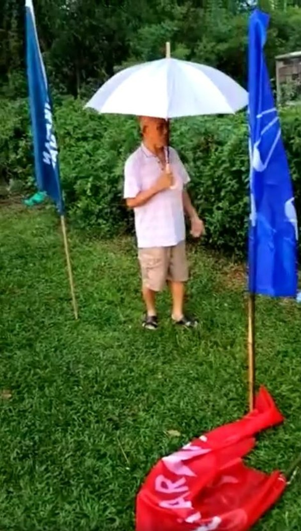 前任红坭山村长前往查看后，发现超过10支旗帜不翼而飞，其中一支被弃在地上。