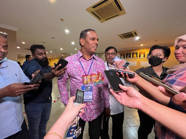 国大党署理主席拿督斯里沙拉瓦南，週三晚间在霹雳巫统大厦受到媒体追访。