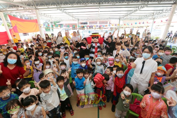 麦当劳卡通人物也来到中山幼儿园，与幼儿们欢庆儿童节。