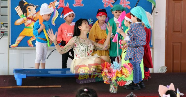 师长与幼儿携手呈献“白雪公主与七个小矮人”，现场气氛也被推到最高点。
