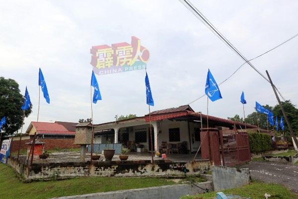 兵如港新村一住家外插满了国阵旗帜。