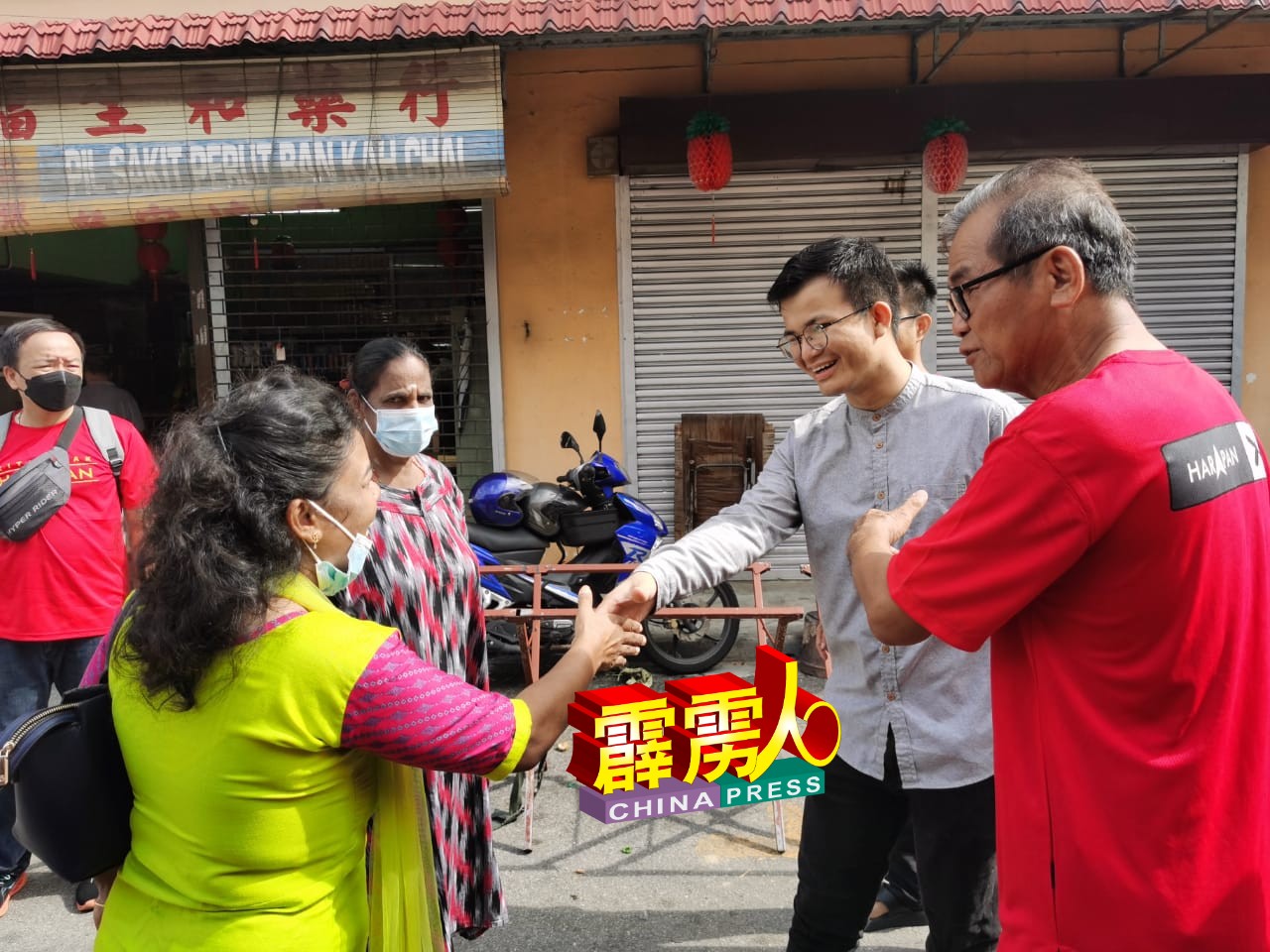 张迪翔（右2）到布先巴刹拜票时，获得印裔选民握手问好。