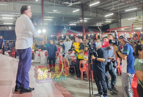 安华魅力似乎不减，日前在瓜拉光新村的座谈晚宴刮起旋风，吸引上千支持者出席。