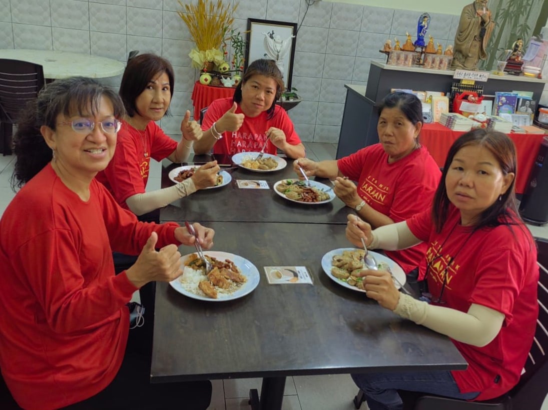 热心商家为助选团员提供素食餐食，以为助选团员打气。