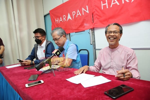 拉欣（右起）、李文才、陈家兴记者会上坦言，公正党有信心在霹州拿下至少10个州议席。