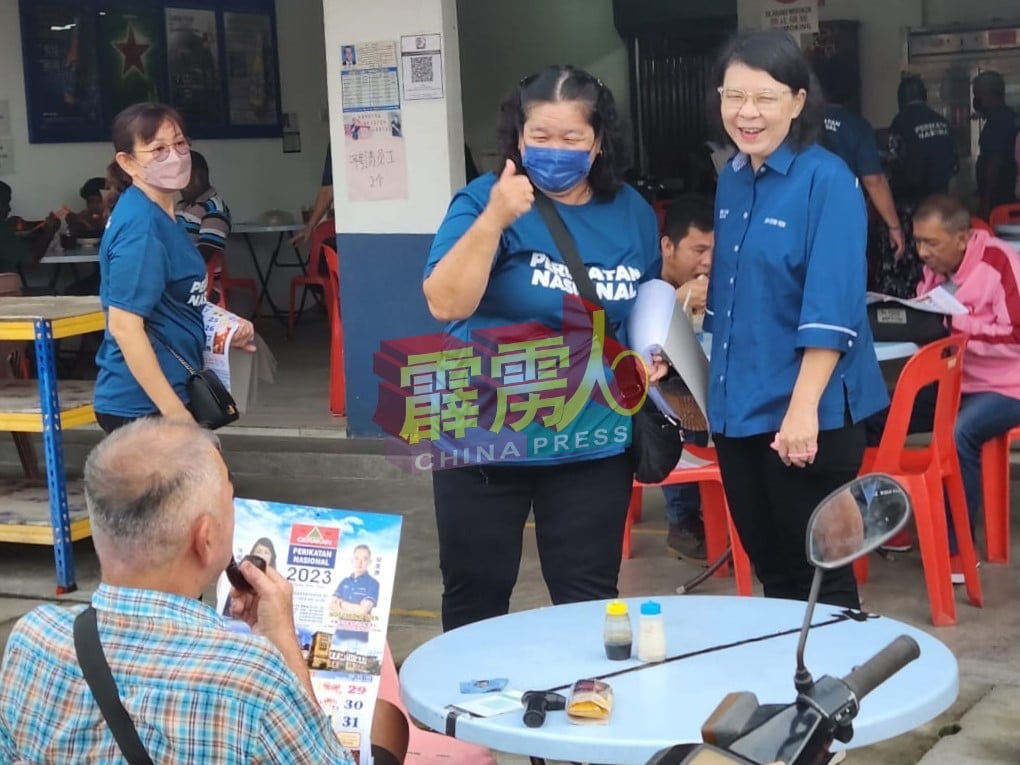 在“肥师奶”李笑媚（左2起）向选民抛笑果，也逗乐了在旁的冼观燕。