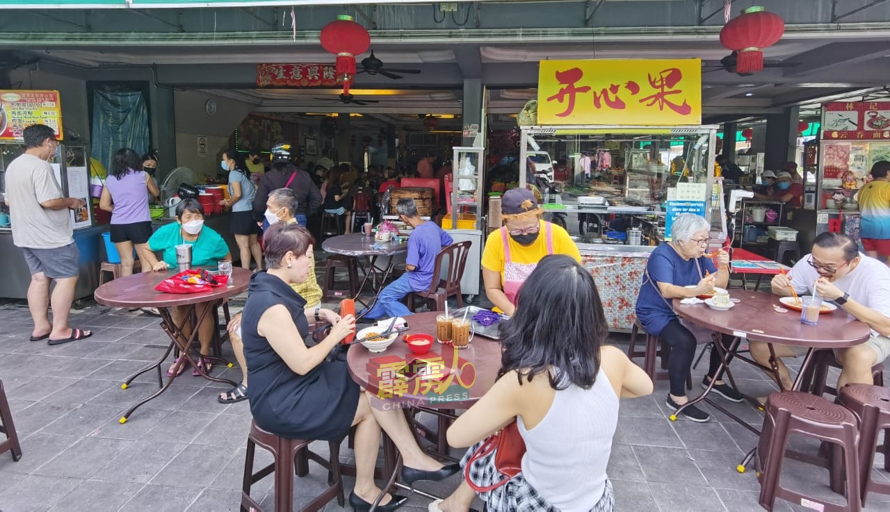 多游子趁着回乡投票，与家人到茶餐室享用美食，一举数得。