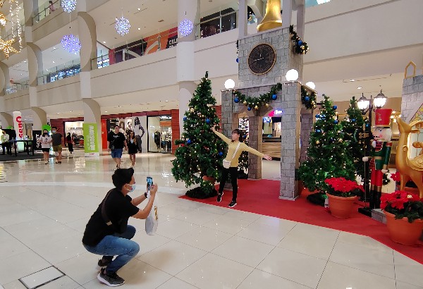各商场的的圣诞装饰，吸引不少到访的民众打卡拍照。