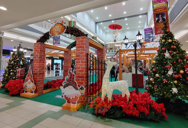 近打永旺商业则以圣诞小屋为主题，同样吸引眼球。