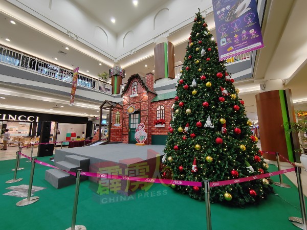 近打永旺商舞台上诺大一间红砖屋搭配舞台旁的大型圣诞树，充满圣诞气息。