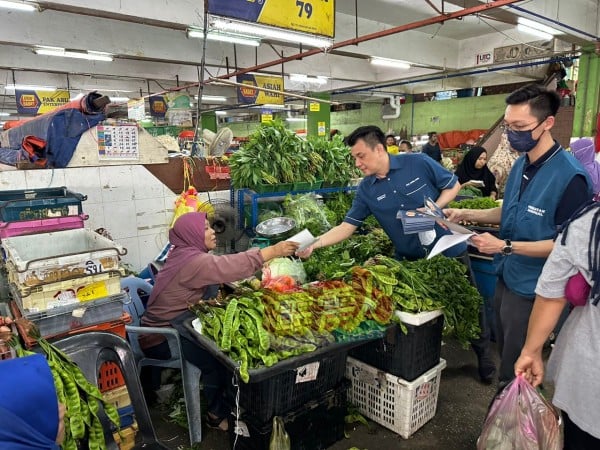 首次上阵的植旷荣（右2）积极拜票，除了华裔之外，巫裔对其接受度也相当高。