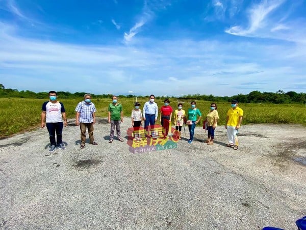 张哲敏（中）用不到3个月时间，鉴定位于金宝章卡峇鲁的新医院地段，并获得希盟霹雳行政议会批准，才重启金宝政府医院计划。