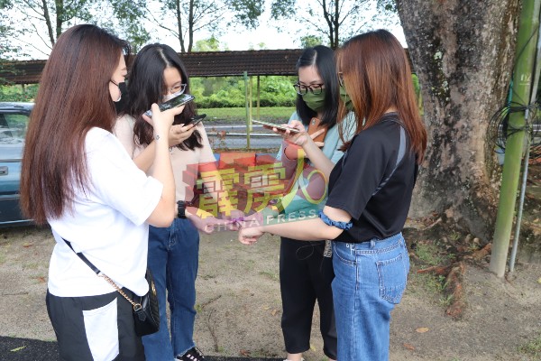叶佳欣（右2）与姐妹们投票后，不忘为沾墨手指拍照“打卡”。