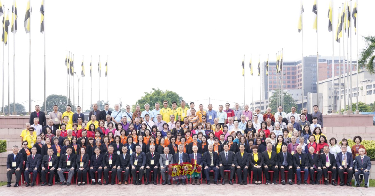 马来西亚龙冈亲义总会全体理事齐聚山城出席大会及改选。