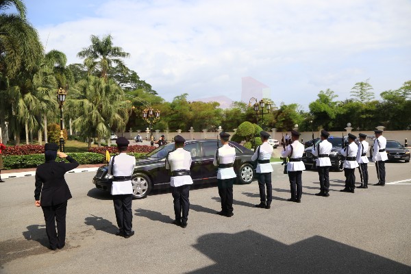 霹雳州苏丹纳兹林沙殿下座驾，抵达江沙王宫大门。