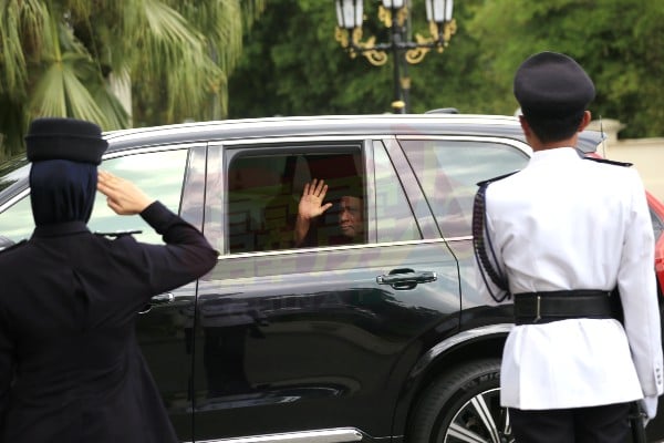 新任霹雳州务大臣沙拉尼座驾抵达江沙王宫大门时，开车窗与媒体挥手。