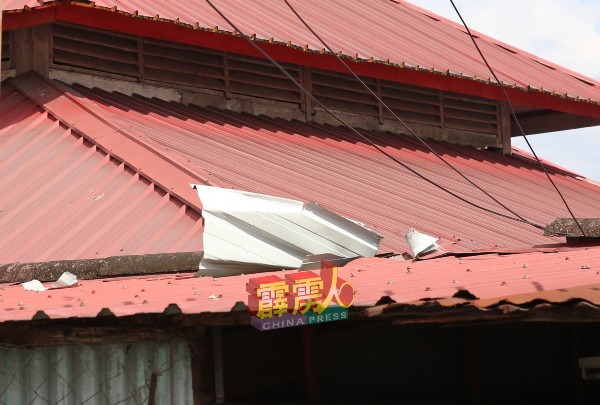 窃贼揭开屋顶的锌板，潜入杂货店。